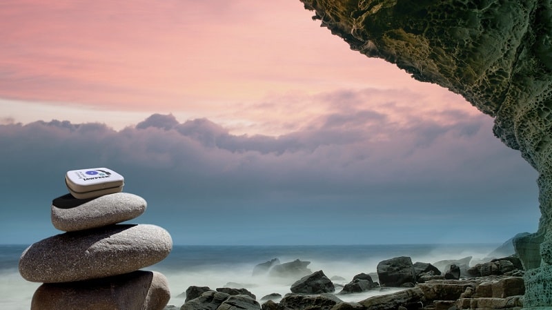 JAWPEER balanserar på toppen av en stenhög i klassisk feng shui-tradition