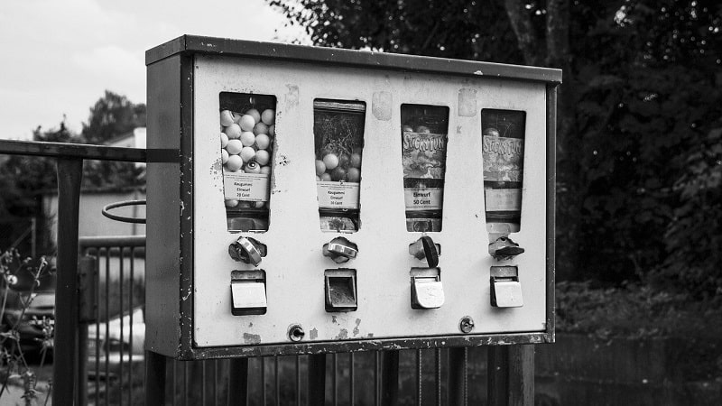 Konsten att tugga kräver något att tugga på. Bilden föreställer en gammal tuggummiautomat.